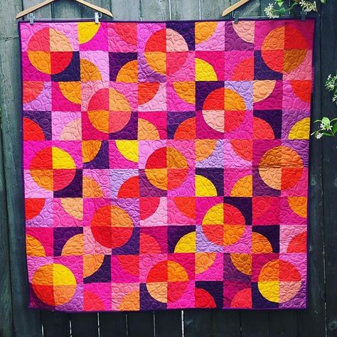 Solid Fabric Quilts, Circle Quilt Patterns, Jacobs Ladder, Drunkards Path Quilt, Drunkards Path, Postage Stamp Quilt, Bright Quilts, Quilt Modernen, Circle Quilts