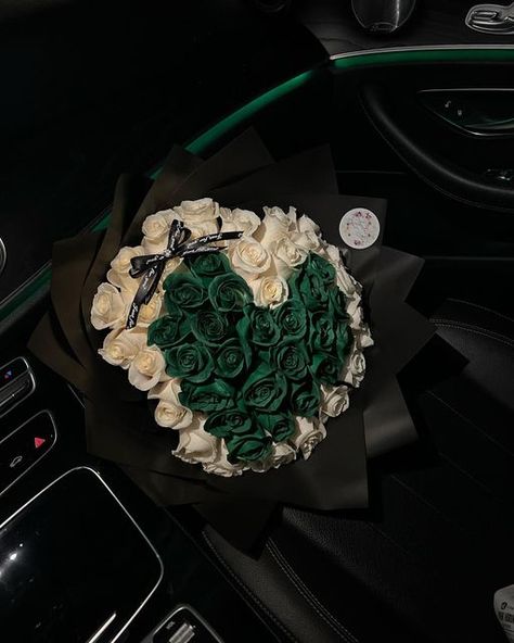 Green Money Bouquet, Emerald Green Ramo Buchon, Green Bouquet Aesthetic, Green Ribbon Bouquet, Flower Bouquet For Him, Green Birthday Gifts, Green Bouquet Flowers, Green Roses Bouquet, Flower Bouquet For Men