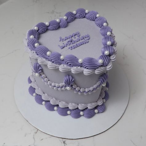 Purple cakes >>> - Cake Details - Size: Mini 6” (2 layers) Add-ons: Pearls (edible) + glitter dust (edible) #emmacakes #emmacakesseattle #heartcakeseattle #heartcake #purplecake #seattlecakes #customcakeseattle #seattlevintagecakes Minimal Purple Cake, Purple Layer Cake, Lilac Vintage Cake, Lilac Cake Design, Purple Silver Cake, Cute Purple Cake, Green And Purple Cake, Purple Cake Aesthetic, Purple And Black Cake