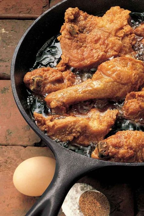 Cast Iron Fried Chicken, Lodge Cast Iron Recipes, Cast Iron Skillet Recipes Dinner, Cast Iron Skillet Cooking, Fried Chicken Legs, Recipes For Chicken, Fry Chicken, Iron Recipes, Iron Skillet Recipes