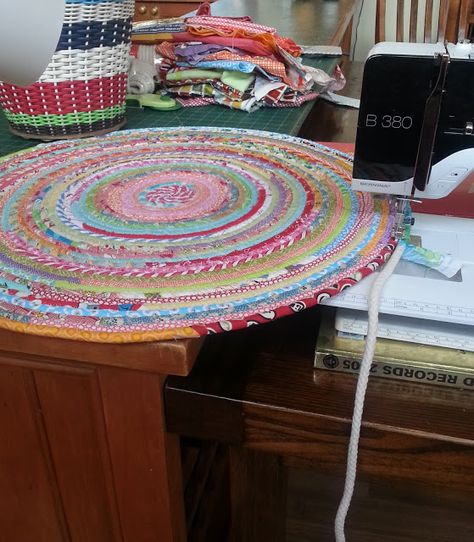 Rag Rug Tutorial, Rope Rug, Braided Rug Diy, Rug Tutorial, Fabric Bowls, Techniques Couture, Rope Crafts, Diy Rug, Fabric Baskets