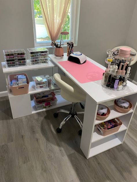 Nail Desk Ideas, Desain Salon Kuku, Nail Technician Room, Nail Room Ideas, Nail Salon Interior Design, Tech Room, Nail Desk, Nail Salon Interior, Beauty Room Salon