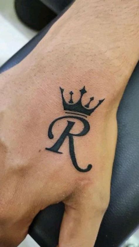 Tato Nama, Letter R Tattoo, Christus Tattoo, Name Tattoo On Hand, Tato Maori, Tatoo 3d, Alphabet Tattoo Designs, Pretty Hand Tattoos, Lettering Tattoo