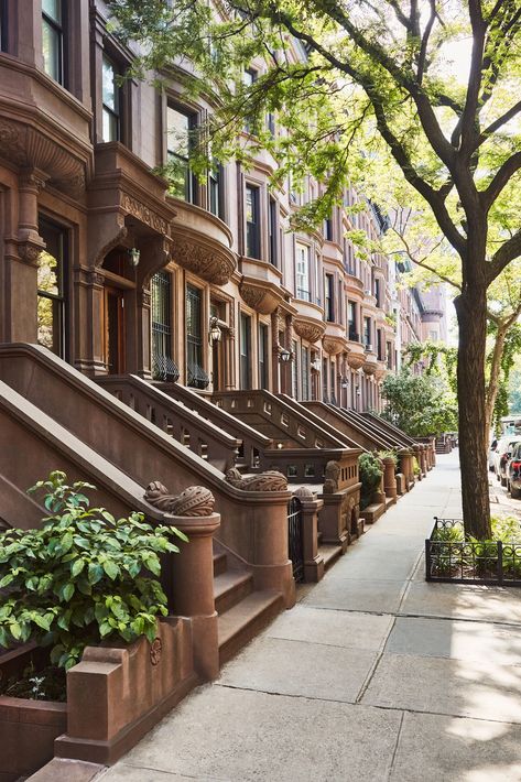 New York City Brownstones Maintain Their 150-Year-Old Mystique - Mansion Global Ny Townhouse, Nyc Brownstone, Brownstone Homes, New York Brownstone, New York Townhouse, Nyc Townhouse, Mickey House, San Myshuno, Brooklyn Brownstone