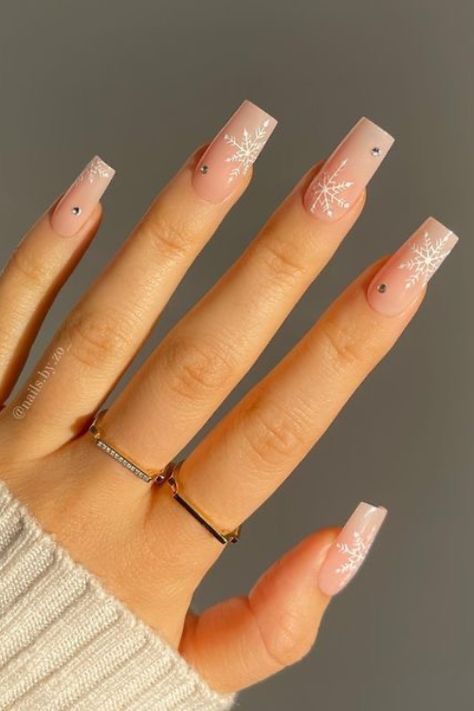 41 Breathtaking Snowflake Nail Designs That Are Chef's Kiss Beige Nails Design, Snowflake Nail Design, Winter Nails Acrylic, Christmas Gel Nails, Beige Nails, Short Square Acrylic Nails, Snowflake Nails, Christmas Nails Acrylic, Short Acrylic Nails Designs