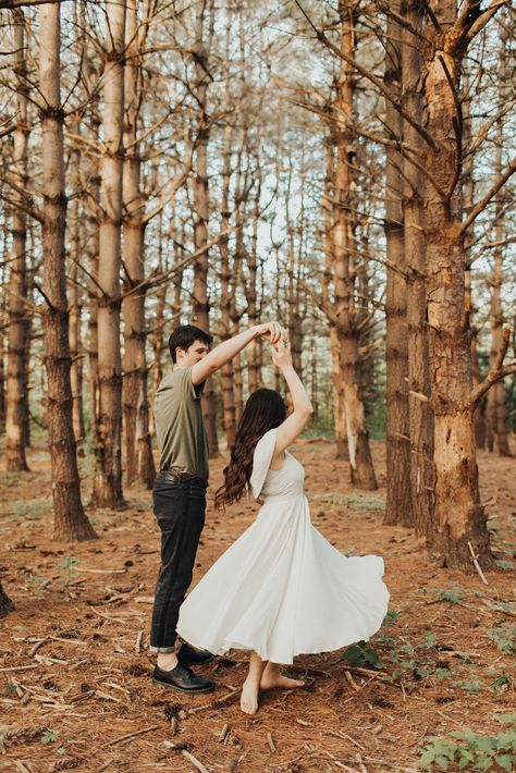 Woods Photos, Foto Pertunangan, Pose Prewedding, Engagement Shoots Poses, Forest Engagement Photos, Shooting Couple, Burr Oak, Wedding Fotos, Photo Engagement