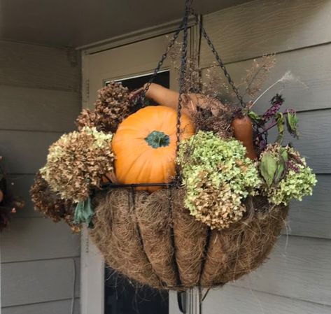 Fall Outdoor Hanging Basket Ideas, Fall Wire Basket Ideas, Holiday Hanging Baskets, Fall Outdoor Hanging Baskets, Hanging Fall Decorations Outdoor, Fall Shepards Hook Ideas, Outside Fall Decorations Front Yards Pots & Planters, Fall Hanging Basket Ideas Front Porch, Hanging Fall Flower Baskets