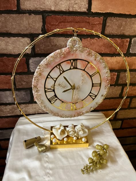 #resinart #tableclock #gold Resin Table Clock, Resin Platter, Clock Resin, Resin Watch, Resin Clock, Aniversary Gifts, Buddha Art Drawing, Creative Wedding Gifts, Bridal Gift Wrapping Ideas