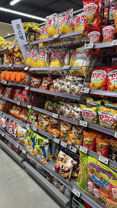 Korean Chips Aesthetic, Convience Store Snacks, Grocery Shopping Aesthetic Korean, Korean Supermarket Food, Korean Supermarket Aesthetic, Korean Convience Store Aesthetic, Korean Store Aesthetic, Modern Convenience Store, Korean Chips