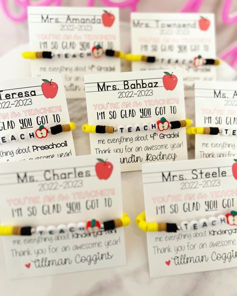 Christmas Teacher Bracelets, Teacher Appreciation Jewelry, Teacher Bracelet Diy, Last Day Of School Party, Bead Business, Teacher Crafts, Teacher Bracelet, Teacher End Of Year, Teacher Wear