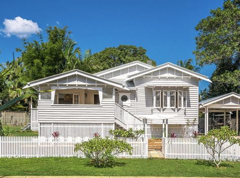 Triple gables, deep verandah, white picket fence and a cute porthole window are just the beginning of the character and charm you will find in this humble (and stunning) Queenslander. Queenslander Exterior, Exterior Colour Schemes, Queenslander Homes Exterior, Coastal Home Exterior, Queenslander Homes, Queenslander Renovation, Queenslander House, David Wright, Weatherboard House