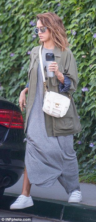 Doting daughter: Alba was spotted running errands on Wednesday but made time to stop by he... Jessica Alba Hair, Jessica Alba Style, Billion Dollars, Honest Company, Comfy Outfit, Mode Casual, Weekend Style, Jessica Alba, On Wednesday