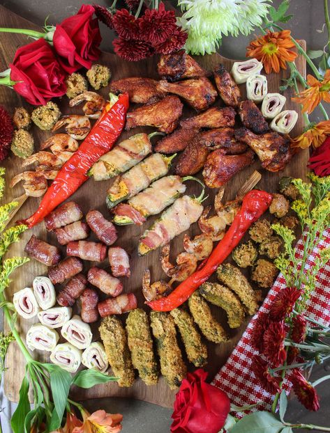 Smoked Meat Charcuterie Board, Low Carb Charcuterie, Traditional Charcuterie Board, Charcuterie Board Inspiration, 2023 Thanksgiving, Charcuterie Board Meats, Charcuterie Ideas, Griddle Recipes, Diy Bbq