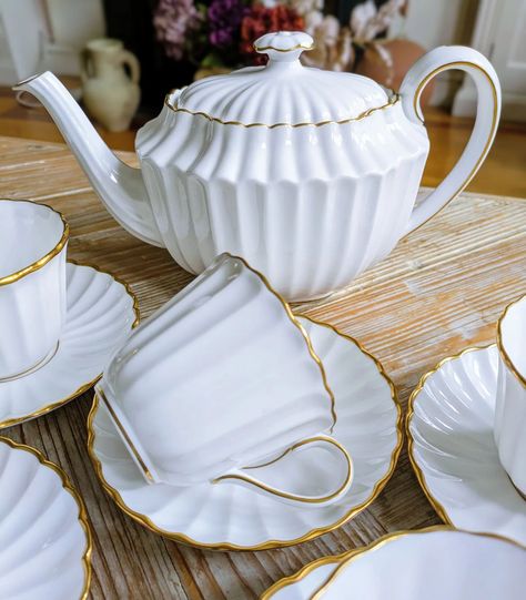 Spode Midas Tea Set. Simple white elegance with gold rims. Generous size cups. All In great condition without any chips, cracks or crazing. This set includes 1x Large Teapot 6x Cups (8.5cm/3.5" in diameter and 7cm/2.7" tall 6x Saucers Price for the set is £95 plus postage #antiqueandvintagebynes #spodemidas #spodeteaset #vintageteaset White And Gold Tea Set, Tea Pot Aesthetic, Tea Set Aesthetic, Ramadan Collection, Golden Tea, Collection Ideas, White Elegance, Ceramic Tea Set, Tea Sets Vintage