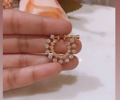 Mukku Pudaka Designs Gold, Diamond Nath Designs, Nose Ring Designs, Gold Jewelry Prom, Bridal Nose Ring, Nose Ring Jewelry, Bridal Necklace Designs, Neck Pieces Jewelry, Diamond Pendants Designs