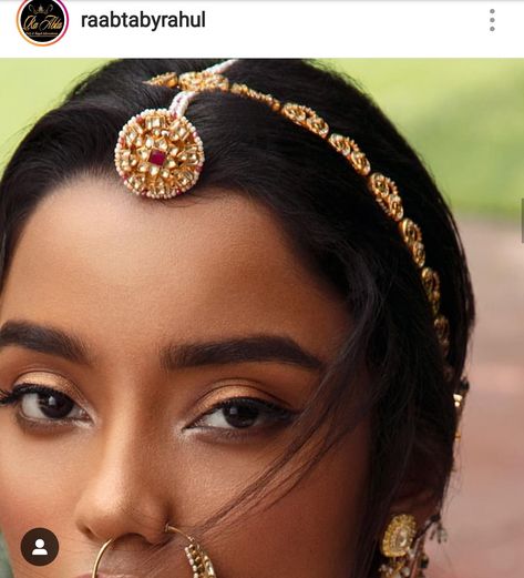 Rajasthani Maang Tikka Hairstyles, Borla With Matha Patti, Tayra Tikli Design, Rajasthani Borla With Matha Patti, Matha Patti Designs Gold, Polki Matha Patti, Gold Matha Patti Bridal Jewelry, Rajasthani Maang Tikka, Gold Borla Design