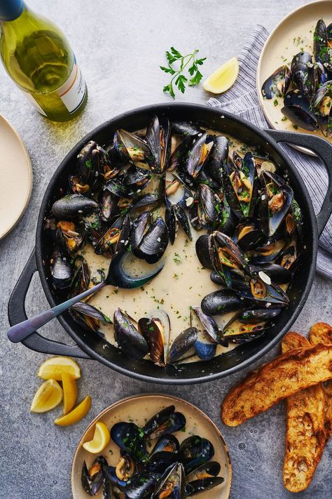 Mussels with White Wine Garlic Sauce - Baker by Nature Mussels Recipe White Wine, White Wine Mussels, Best Summer Dinner Recipes, White Wine Pasta Sauce, White Wine Recipes, Summer Dinner Recipes, Seafood Risotto, Baker By Nature, Steamed Mussels