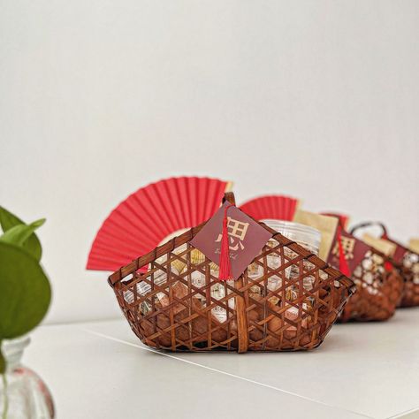 Mooncake Gift Set, Chinese Hampers Ideas, Lunar New Year Hampers, Chinese New Year Hampers Ideas, Chinese New Year Gift Box Ideas, Food Hampers Packaging Basket Ideas, Sangjit Hampers, Imlek Hampers, Chinese Hampers