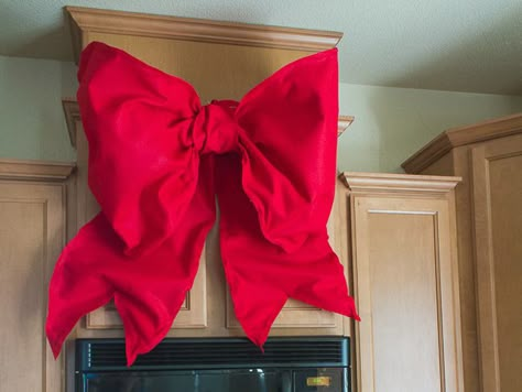 Giant holiday bows are all over Disney Parks during the holiday season. Here's a DIY tutorial that shows you how to make Giant Holiday Bows for your house. Deco Mesh Bows, Giants Wreath, Car Bows, Christmas Bows Diy, Door Bow, Giant Bow, Christmas Tree Bows, Mesh Bows, Felt Bows