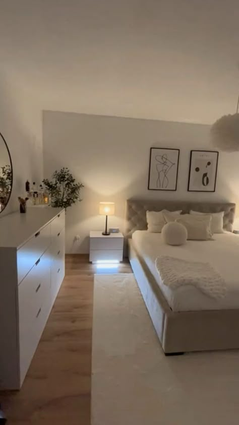 Bedroom Ideas For Big Rooms Women, Bedroom Inspirations Clean Girl, Bedroom Inspo Clean Girl, Simple Clean Bedroom Ideas, Small White Room Ideas, Room Ideas For Big Bedrooms, Basic Room Ideas Simple, Room Inspiration Clean Girl, Simple Clean Room Ideas