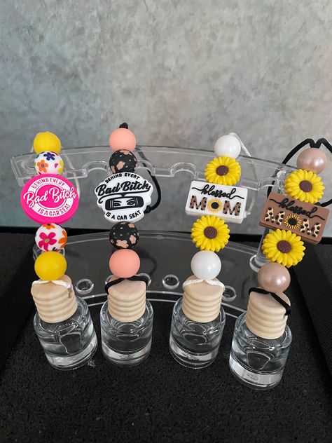 Cute car diffusers to hang over your rearview mirror 😃 Car Air Diffuser, Silicone Bead Car Hangers, Diy Car Charms Rear View Mirror, Car Diffuser Diy, Car Freshie Ideas, Diy Car Air Freshener, Car Oil Diffuser, Silicone Keychains, Bead Business