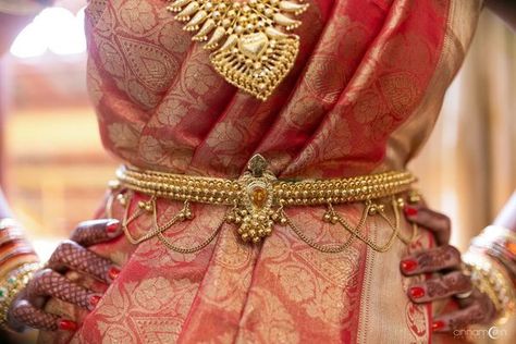 12 Kamarbandh Designs We are Going CRAZY Over! | ShaadiSaga South Indian Kamarbandh, Gold Kamarbandh Design, Waist Belt Gold Indian Jewellery, Kamarbandh Jewellery Gold, 16 Shringar, Gold Waist Belt, Hip Belts, Vaddanam Designs