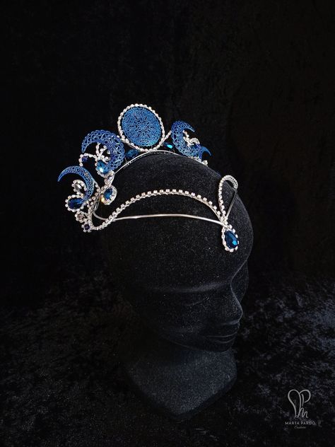 This piece is made over a base of aluminium wire in different widths and features AB crystal chain -that give the tiara a stunning sparkle under artificial lights-, and opaque and translucent midnight blue crystals. It features five filigree components to represent the phases of the moon. These filigree metal moons have been spray painted to match the deep blue crystals. Due to the aluminium wires this headpiece is really lightweight and moldable. A metal comb has been attached to easily pin the Fairy Crowns Diy, Fairytale Costumes, Moon Tiara, Blue Headpiece, Lunar Witch, Black Tiara, Moon Accessories, Tiara Silver, Magical Jewelry