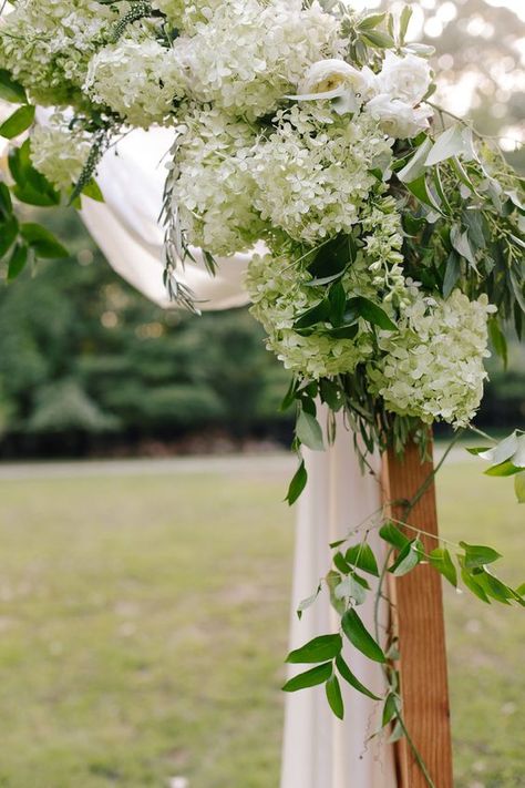 Flower Arrangements For Church, Hydrangea Picture, Ceremony Arch Decor, Hydrangea Garland, Themed Wedding Decorations, Church Wedding Flowers, Hydrangeas Wedding, Wedding Arch Flowers, Wedding Arbour