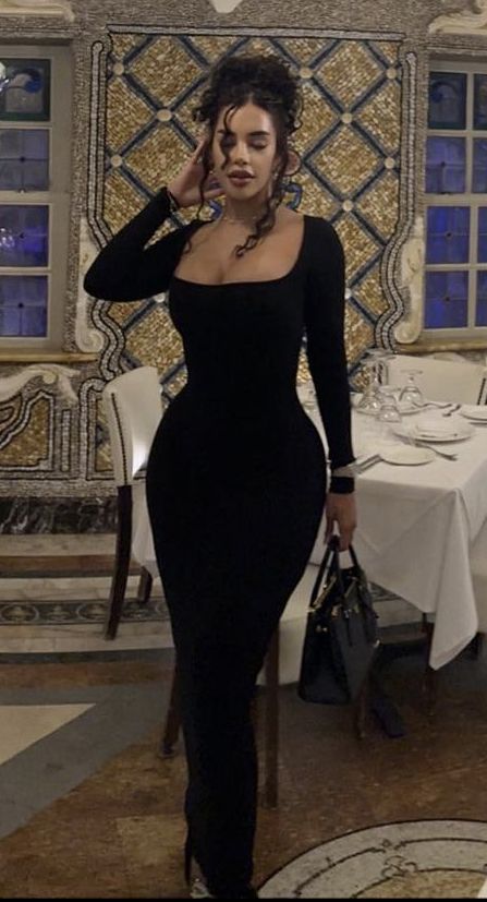 Skims Dress Dressed Up, Dark Feminine Clothes Aesthetic, Date Night Aesthetic Outfit, Black Dress To Impress Outfits, Dark Feminine Aesthetic Plus Size, Hour Glass Body Shape Outfit Ideas, Dinner Date Night Outfit Classy, Hour Glass Figure Style, Outfits Broad Shoulders