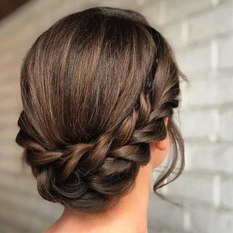 Deyanira Simón 💎 Classy Updo Hairstyles, Classy Updo, Dance Hair, Hair Bride, Updo Styles, Low Bun, Braided Hairstyles Updo, Braided Hairstyles For Wedding, Penteado Cabelo Curto