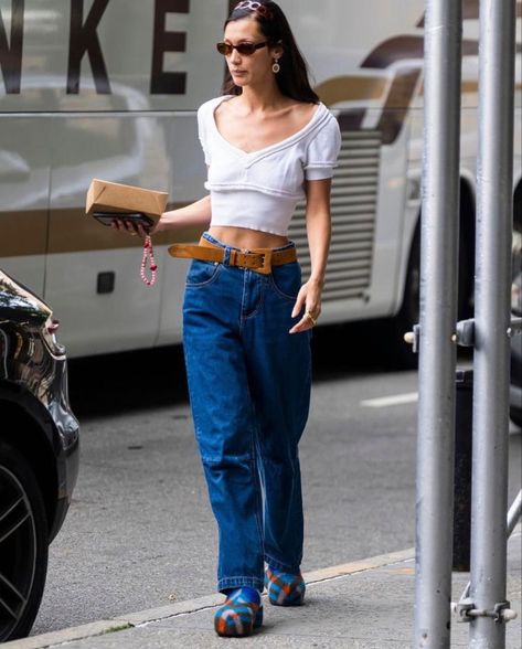 90s Supermodels Street Style, Bella Hadid Summer Style, Loose Mom Jeans, Jeans Fall Outfit, Thick Belt, Outfit Ideas Spring, 2000s Fashion Trends, 90s Inspired Outfits, Jeans Outfit Fall