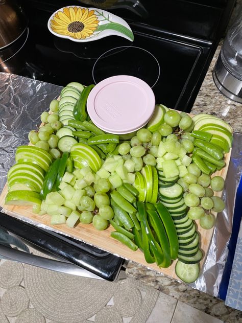 Fruits, veggies and guacamole in the container Green Food Charcuterie Board, Green Picnic Food, Green Color Foods For Party, Green Food Platter, Green Theme Food Ideas, Green Themed Food Board, Green Color Theme Party Snacks, Green Themed Charcuterie Board, Green Food Board Party