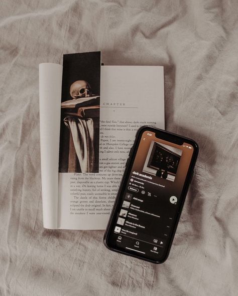 Aesthetic Pictures Books And Coffee, Coffee And Book Asthetic Picture, Bookstagram Inspiration Feed Dark, Books Aesthetic Light Academia, Dark Academia Bookstagram Aesthetic, Art Bookmarks, Bookstagram Ideas, Feed Insta, Bookstagram Inspiration