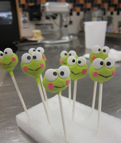 Keroppi cake pops love love love !!!!!!! Keroppi Cake, Frog Cake Pops, Frog Food, Frog Birthday Party, Frog Cake, Pork Chop Recipes Baked, Pop Cupcakes, Hello Kitty Birthday Party, Cake Pop Recipe