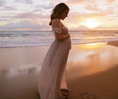 Pregnancy Photoshoot Beach, Maternity Shoot Beach, Beach Maternity Photoshoot, Beach Maternity Pictures, Maternity Photoshoot Ideas, Maternity Photography Beach, Maternity Dresses Photography, Maternity Photography Poses Outdoors, Outdoor Maternity Photos