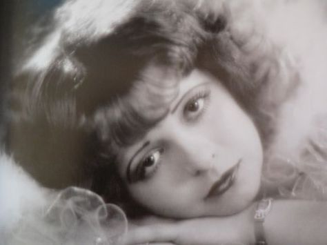 Pierrot Clown, Clara Bow, Silent Film Stars, Silent Movie, Foto Vintage, Silent Film, Vintage Hollywood, Cthulhu, White Photo