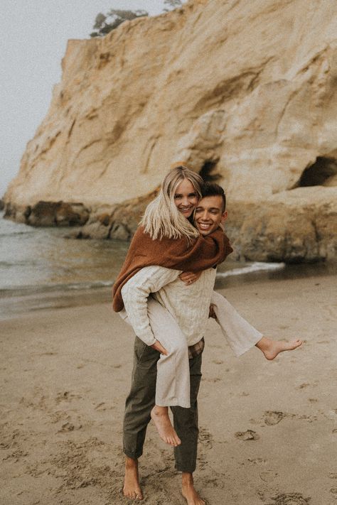 Fall Beach Pictures Couples, Cozy Family Photoshoot Outfits, Fall Engagement Pictures Beach, Fall Beach Engagement Photos Outfit, Beach Fall Engagement Photos, Winter Beach Engagement Photos Outfits, Cape Kiwanda Oregon, Cozy Beach Engagement Photos, Oregon Coast Photography