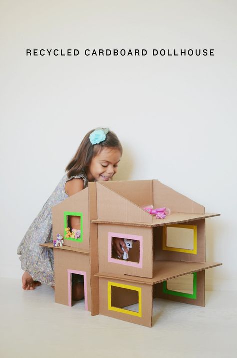 20 amazing toys you can make from cardboard - these would be great for rainy days or even for Christmas gifts! Cardboard Doll, Diy Cardboard Toys, Homemade Christmas Presents, Diy Christmas Gifts For Kids, Cardboard Ideas, Cardboard Dollhouse, Diy Gifts To Make, Cardboard Houses, Cardboard Creations