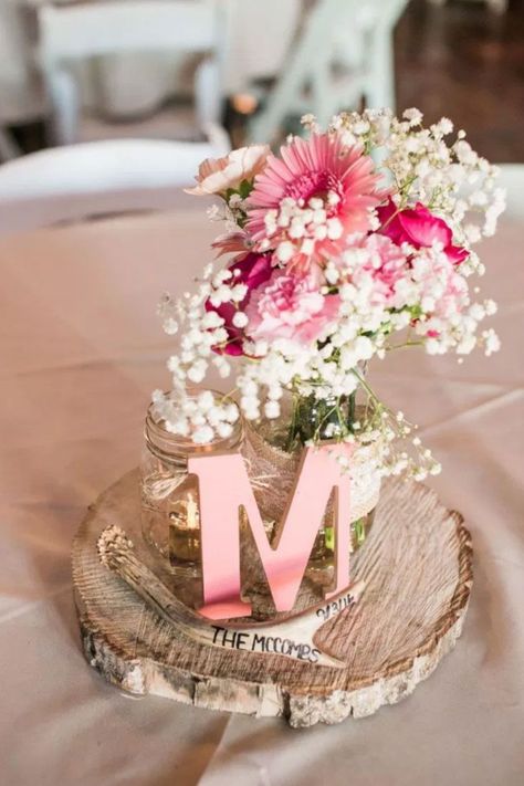 Pink Centerpieces Quinceanera, Pink Quince Centerpieces, Champagne Quinceanera Theme, Chic Graduation Party, Grad Party Centerpieces, Centerpieces Quinceanera, Pink Graduation Party, College Graduation Party Decorations, Rustic Country Wedding Decorations