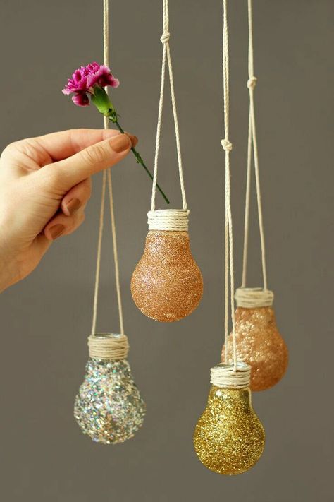 but without the paint Diy Light Bulb, Light Bulb Crafts, نباتات منزلية, Diy Bottle Crafts, Diy Bottle, Diy Crafts Hacks, Crafts Hacks, Paper Crafts Diy Kids, Diy Home Crafts