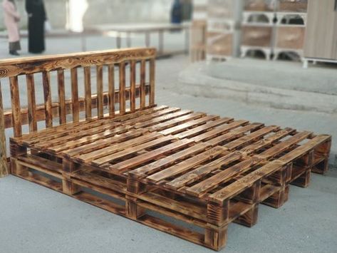 15 Beds Made Out Of Waste Wooden Pallets-DIY Simple Bed From Pallets | Living Style Ideas Making A Bed, Pallet Kitchen Island, Wood Pallet Bed Frame, Pallet Bed Frame, Modern Apartment Living Room, Diy Pallet Bed, Pallet Furniture Designs, Pallet Garden Furniture, Pallet Beds