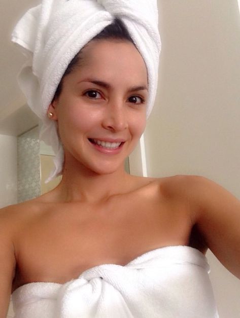 Sin maquillaje y en su rutina diaria... Las fotos nada glamurosas de Carmen Villalobos que han conquistado a sus seguidores Pictures At Home, Off Shoulder Blouse, Strapless Top, Off Shoulder, At Home, Tv, Women's Top, Instagram, Buenaventura