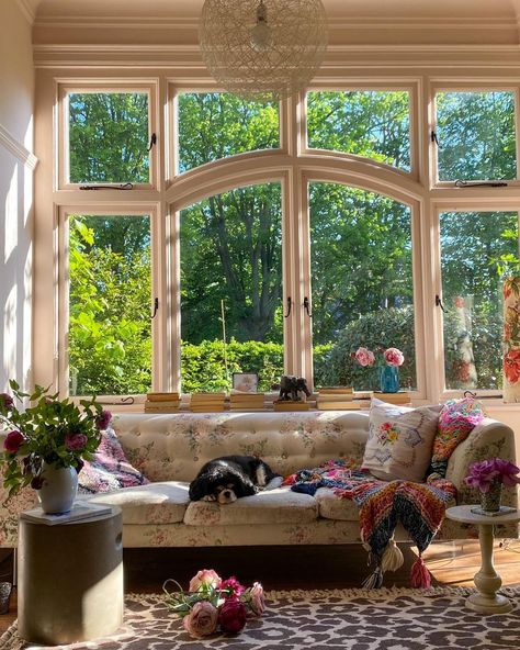 Casa Vintage, Dream Cottage, Big Windows, Pretty Decor, Cute House, Dream Apartment, Dream House Interior, House Goals, Room Inspiration Bedroom