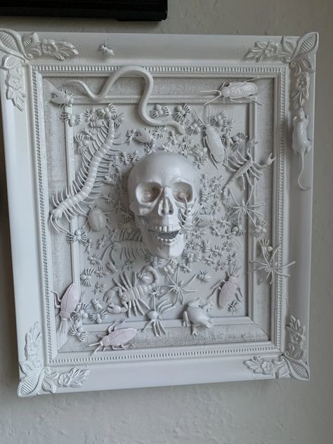 Halloween Picture Frames, Spooky Decorations, Halloween Forum, Halloween Frames, Bone Crafts, Dark Home Decor, Goth Home, Goth Home Decor, Skull Decor