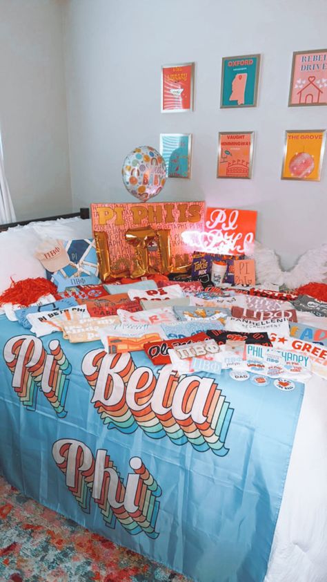 Big Little Room Decorations Sorority, Big Little Room Decorations, Big Little Bed Decorating Sorority, Sorority Gift Baskets, Little Baskets Sorority Ideas, Big Little Baskets, Big Little Baskets Ideas, Sorority Big Little Baskets, Big Little Themes