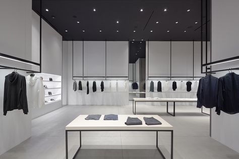 Nendo designed in Los Angeles the interiors of two shops for Theory, combining simplicity and functionality with New York loft-style materials and focusing on the flow of people. Display Visual Merchandising, Nendo Design, New York Loft, Store Interiors, Shop House Plans, Retail Store Design, Boutique Interior, Retail Interior, Design Del Prodotto