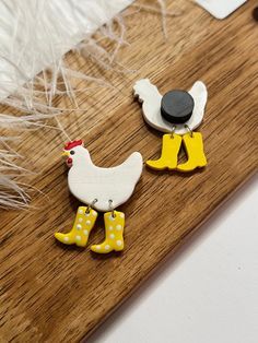 Clay Dog Magnet, Country Clay Ideas, Clay Diy Magnets, Polymer Clay Chicken Earrings, Mini Things To Make Out Of Clay, Diy Polymer Clay Charms, Diy Magnets Clay, Clay Crafts Useful, Polymer Clay Diy Ideas