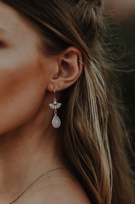 Elegant earrings in gold! These earrings are one of my favorite products in the shop ☺️ Material: stainless steel Connecting link: fans made of brass with zirconia Glass teardrop pendant in beige Earring length: approx. 4 cm These earrings are great as bridal jewelry - or if you like it elegant in everyday life 🥰 You can find the matching chain here: https://etsy.me/3zW3b16 You can find the matching bracelet here: https://etsy.me/3zDsnZH You can find the whole set here: https://etsy.me/3Bb0WqL Bohemian Wedding Earrings, Boho Bridal Earrings, Wedding Jewelry Simple, Hippie Bride, Gold Bridal Jewelry, Boho Bridal Jewelry, Boho Wedding Jewelry, Boho Wedding Earrings, Wedding Jewelery