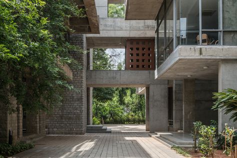 Iim Bangalore, Classroom Architecture, Urban Spaces Design, Natural Architecture, Indian Institutes Of Management, Hostels Design, Architecture Design Process, Campus Design, Brutalism Architecture