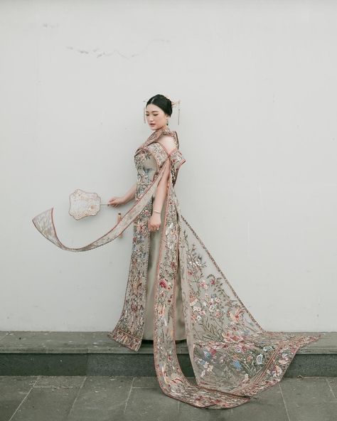 Stella Lunardy, Sangjit Dress, Chinese Wedding Dress Traditional, Dramatic Dresses, Traditional Chinese Wedding, Haute Couture Details, Chinese Wedding Dress, Heavy Dresses, Chinese Style Dress